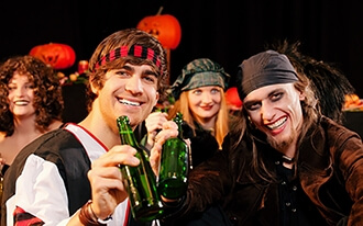 תהלוכת חג האלווין - Village Halloween Parade